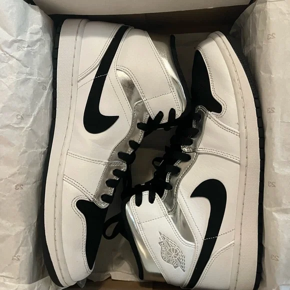 Shoes | Jordans Oreo With Metallic | Poshmark display picture 3